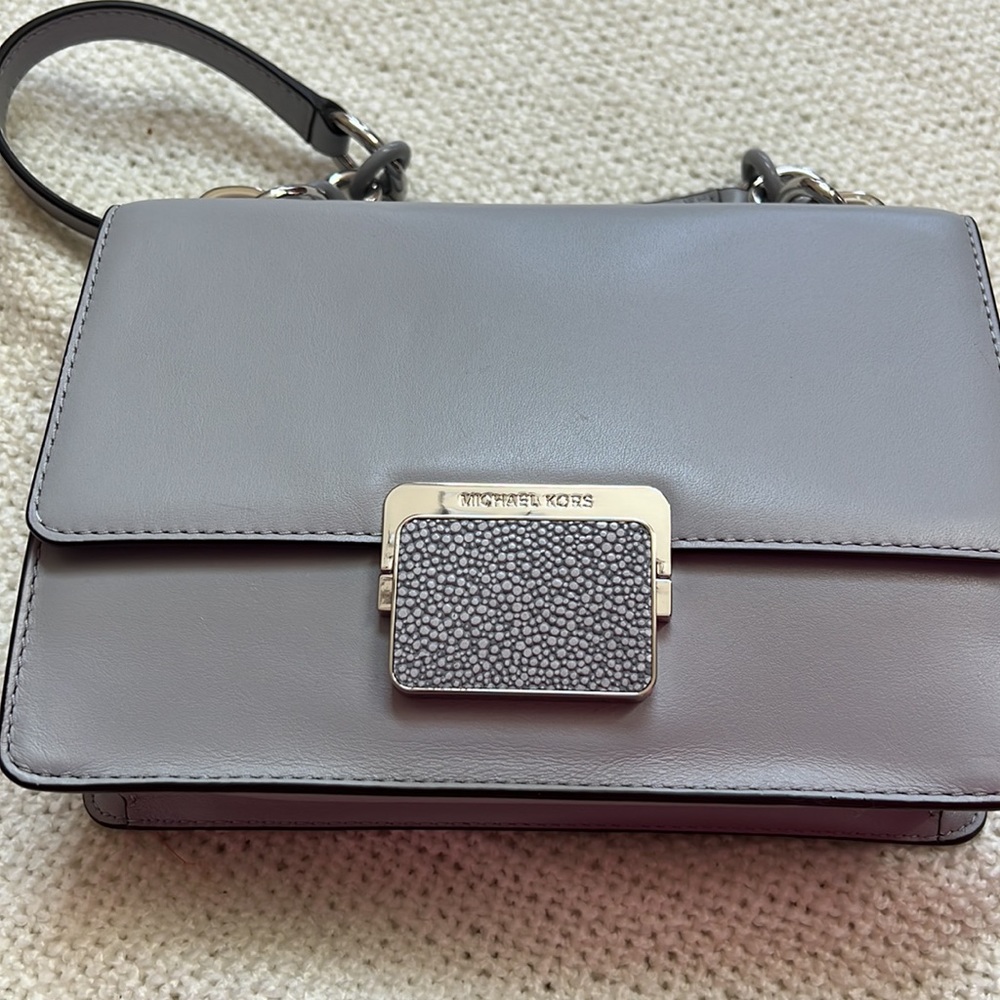 🆕Michael Michael Kors Cynthia Shoulder Flap bag (color Dove)